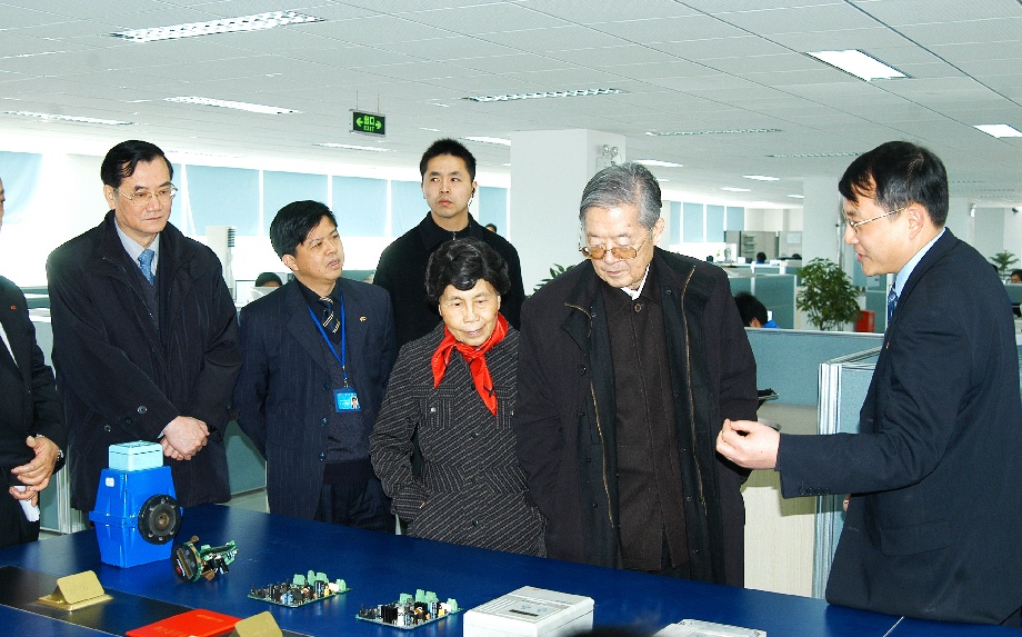 6全國(guó)科協(xié)原主席周光召調(diào)研四聯(lián)技術(shù)研發(fā).jpg